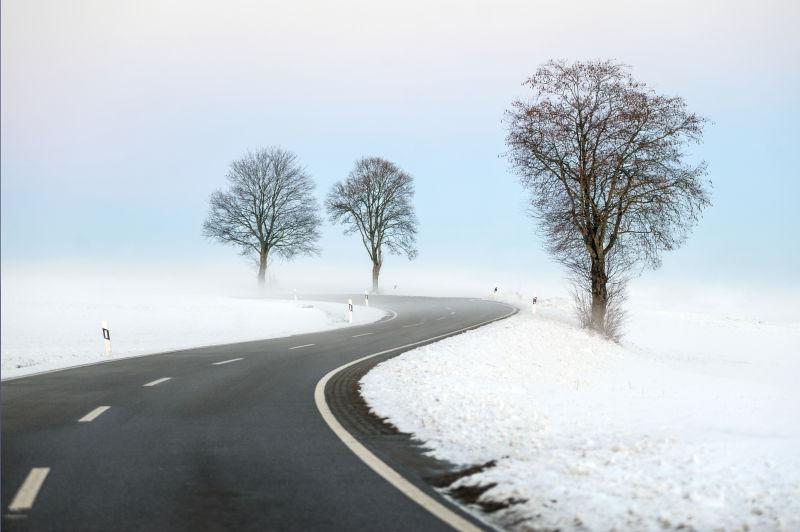 蜿蜒的冬季公路