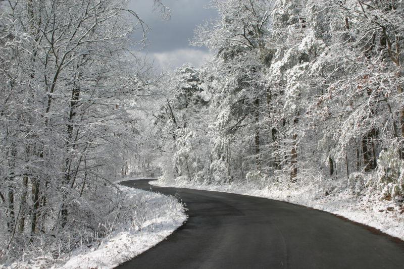 雪景如画的道路上