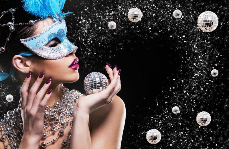 带着蓝色面具的美女