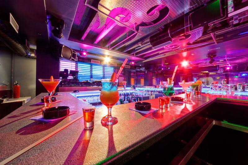 酒吧吧台上的鸡尾酒