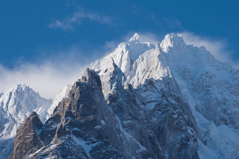 法国阿尔卑斯山的冬日阳光明媚的自然风光