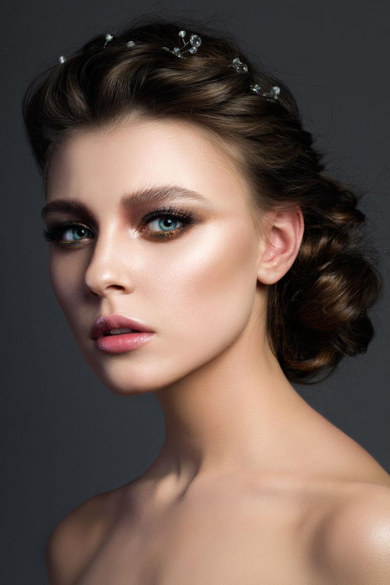 美女脸上的精致新娘妆容