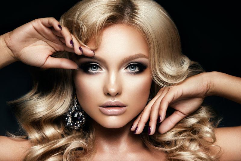 画着精巧妆容的金发美女