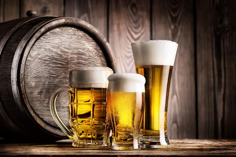 旧木桶旁的三杯啤酒