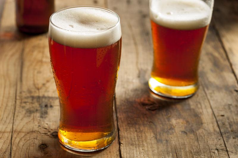 木板上两杯满满的啤酒