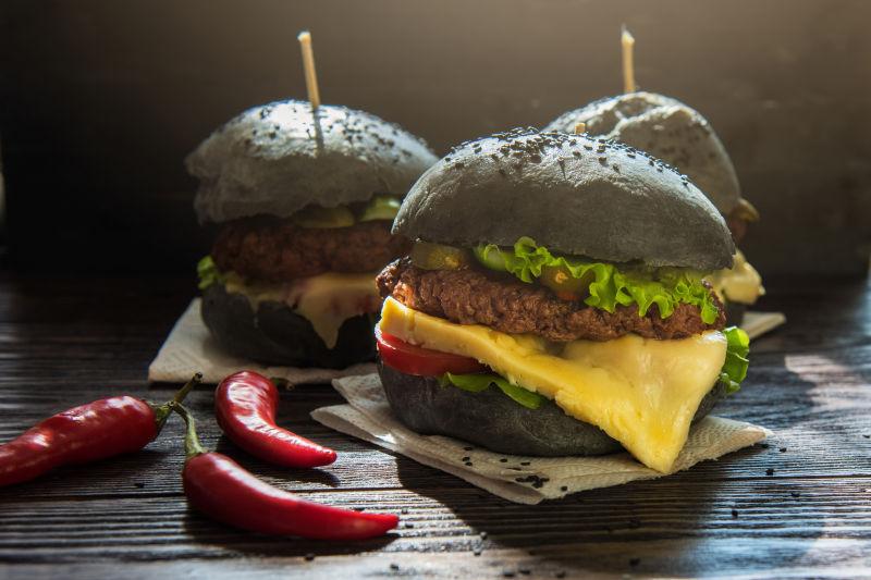 木桌上的美味黑汉堡配牛肉