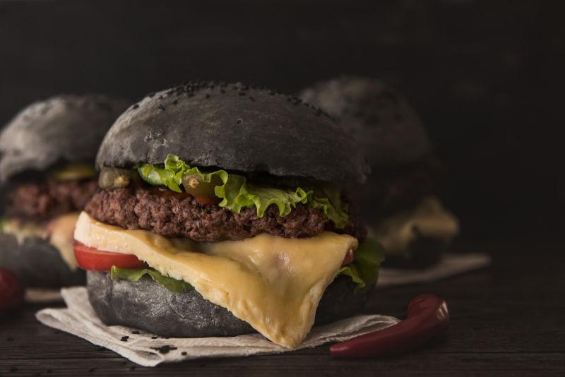 木桌上好吃的黑汉堡