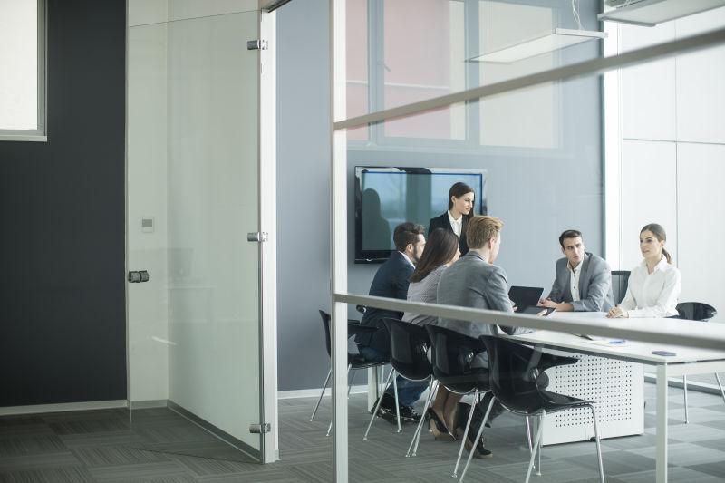 会议室里的开会的六人团队