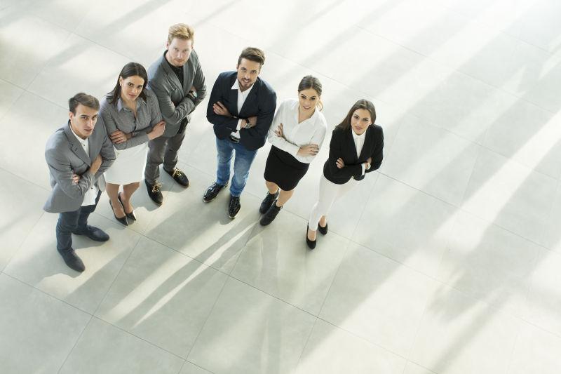 六个插着手的年轻人看着上空