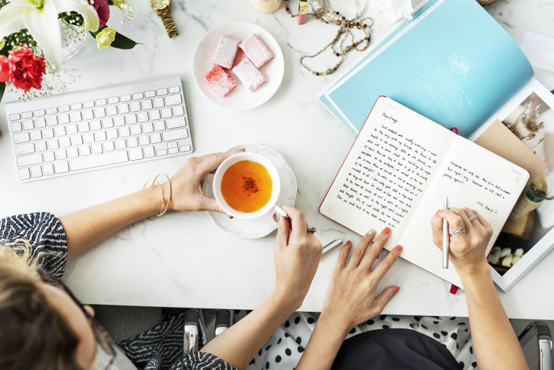 办公室背景前喝茶谈论的同事