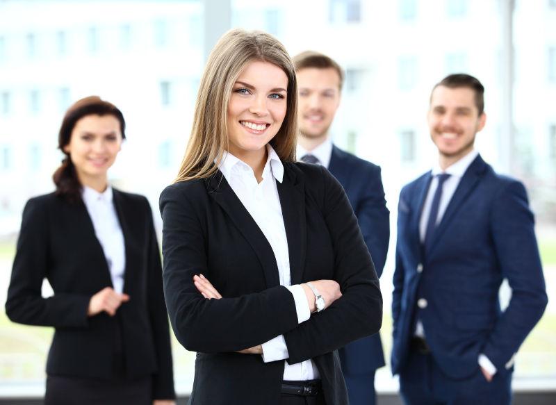 微笑的美女商人和同事