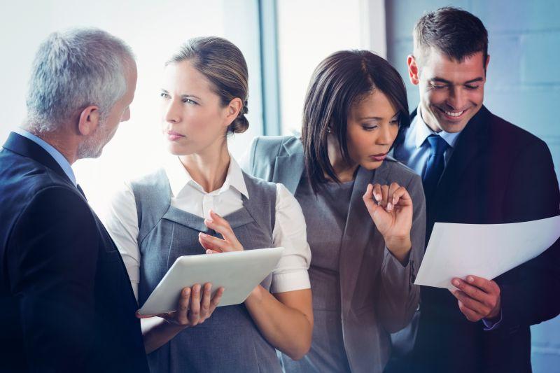 办公室讨论工作的商人