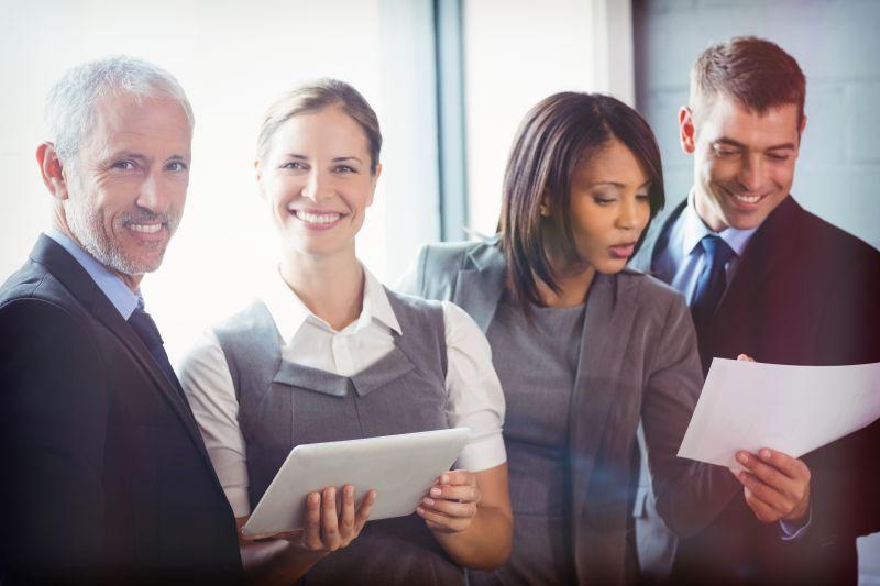 在室内的四位商人