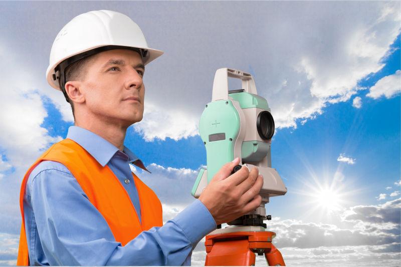 在建筑背景下进行测量的测量员