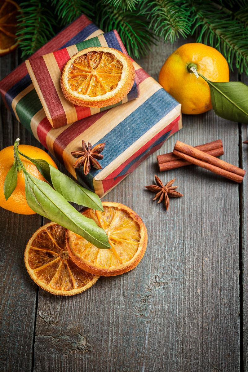 圣诞节礼品盒八角橙子与云杉树枝