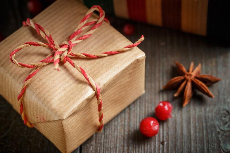 礼品盒八角与樱桃