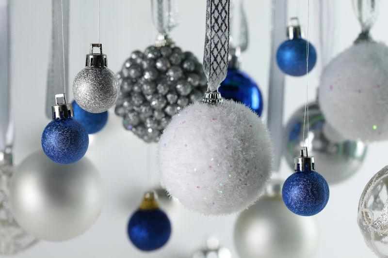 天花板上挂着许多蓝色圣诞球玩具
