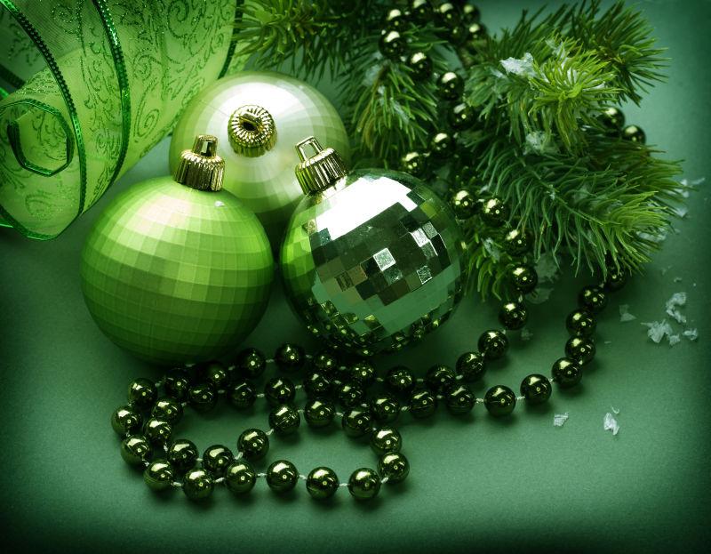 绿色背景下的圣诞节装饰品