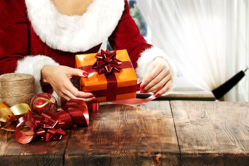 女人圣诞节装饰礼物