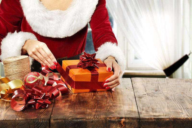 圣诞节装饰礼物的女人