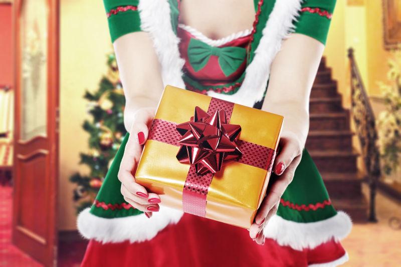 圣诞装饰的年轻美女拿着圣诞礼物