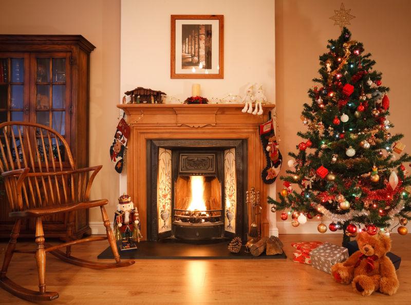 房间壁炉边的美丽圣诞树