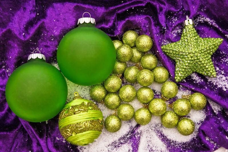 紫色布上的各种圣诞节饰品