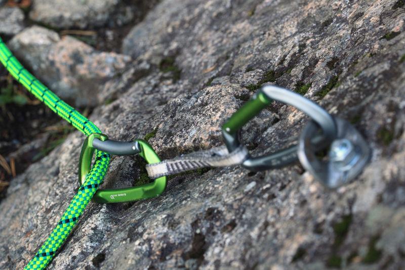 岩石上的攀岩绳索