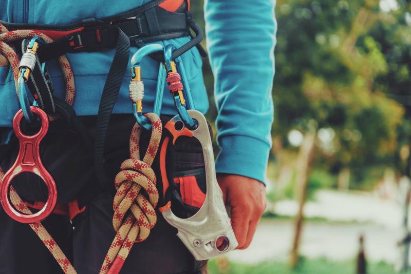 攀岩者佩戴安全装备