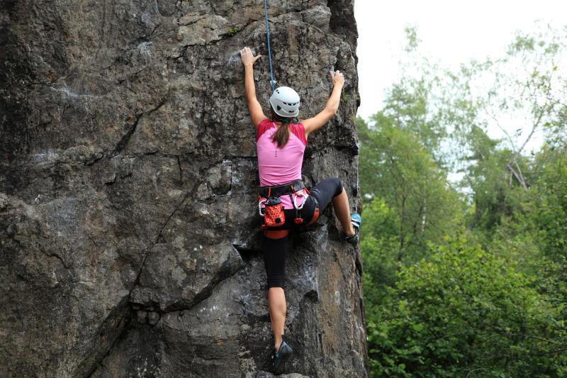 攀岩的年轻人图片-年轻人在山崖边攀岩素材-高清图片-摄影照片-寻图