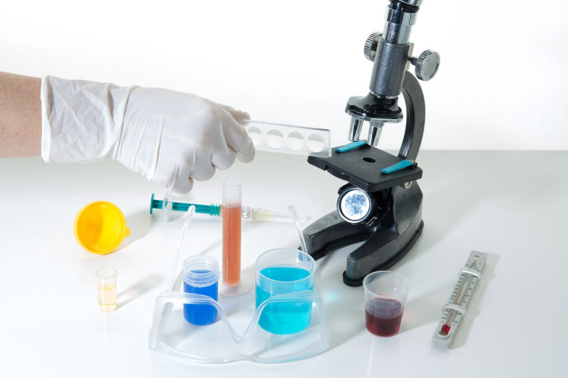 使用显微镜的化学研究人员