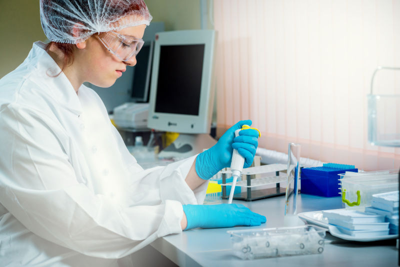 医务人员在实验室工作