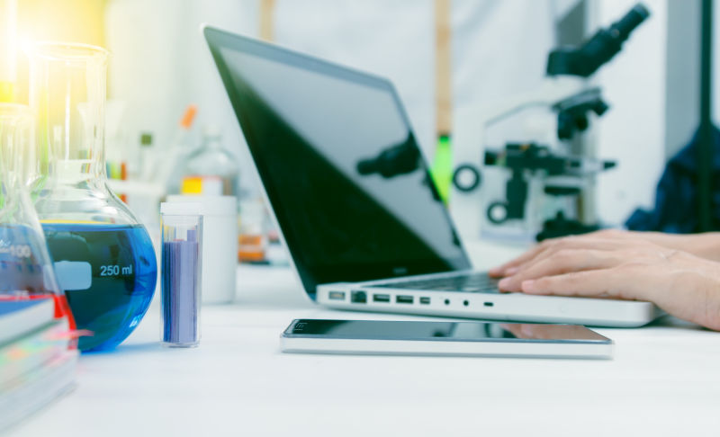 在实验室中使用计算机的科学研究者