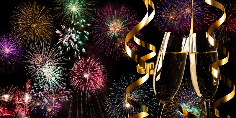 香槟长笛与烟花新年概念
