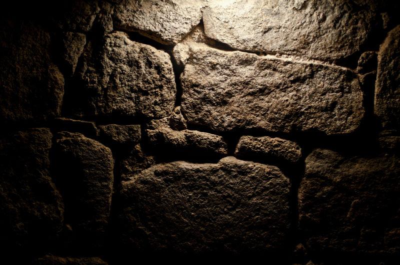 灯光下的古老的石头墙