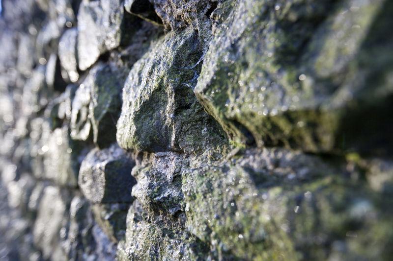 阳光下的石墙闪闪发光