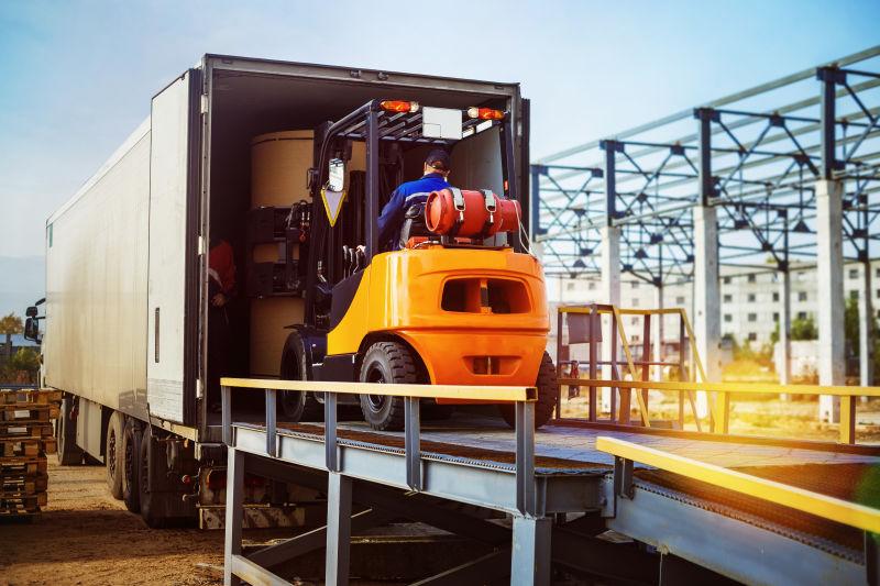 叉车把货物从仓库运到户外卡车