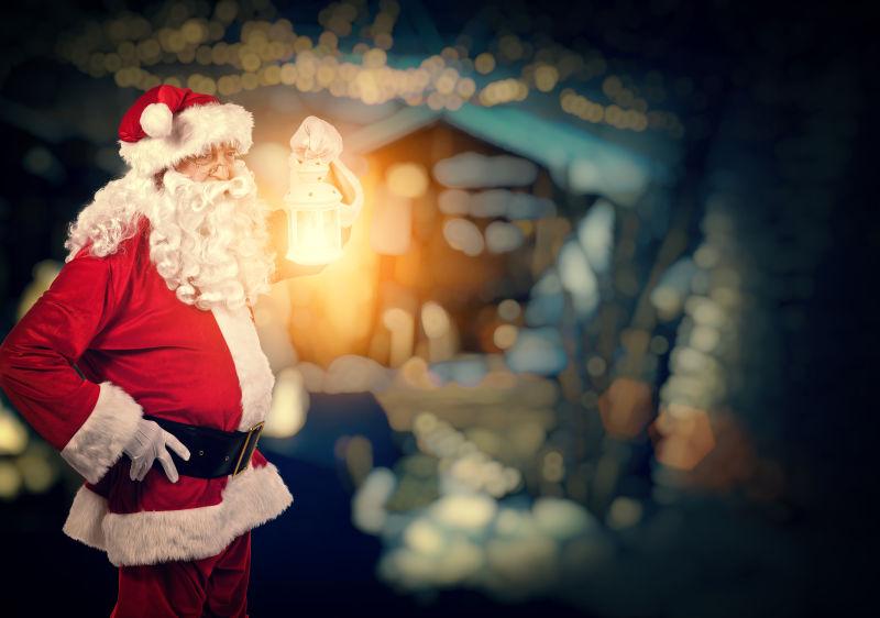 黑夜里的拿着夜灯的圣诞老人
