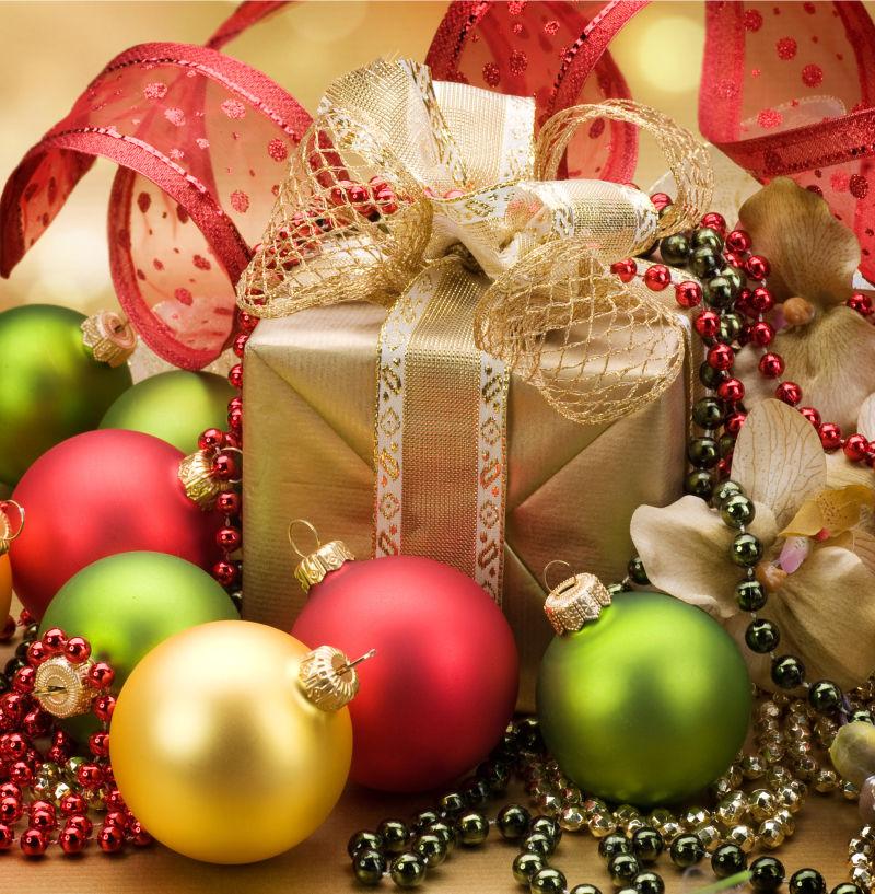 圣诞彩色装饰球和礼物