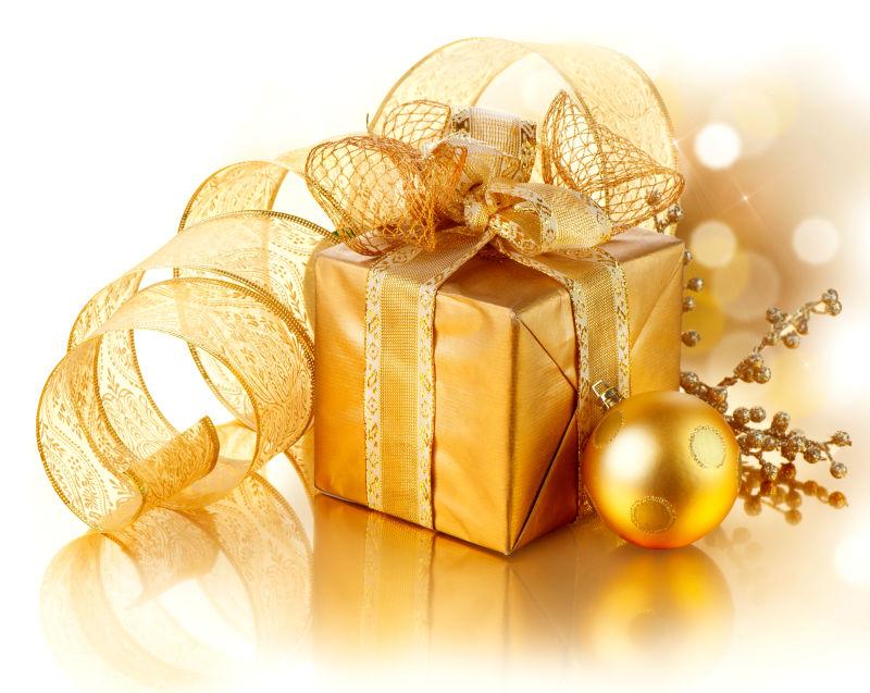 白色背景带精美装饰的礼品盒