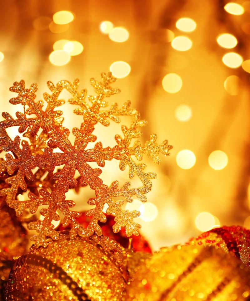 模糊灯光背景中的金色圣诞树装饰