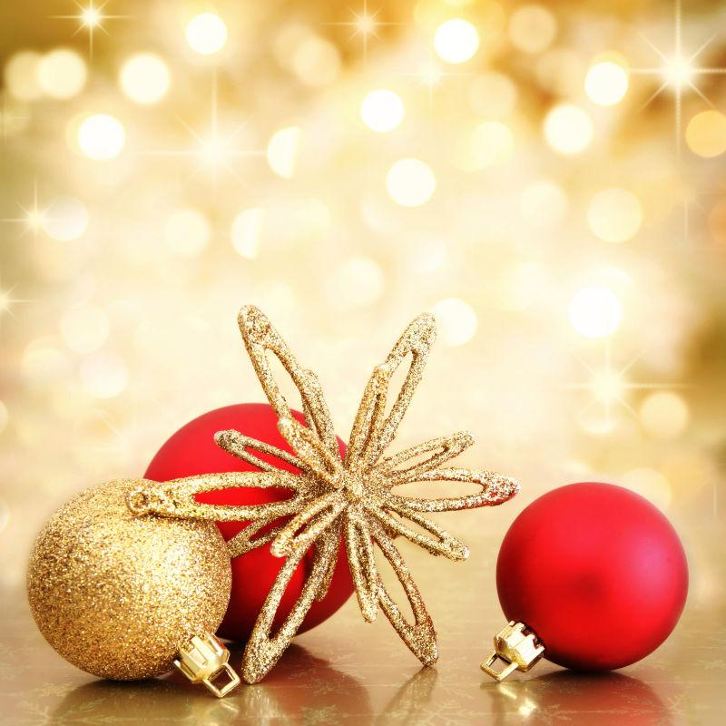 黄色背景中的红黄圣诞装饰球