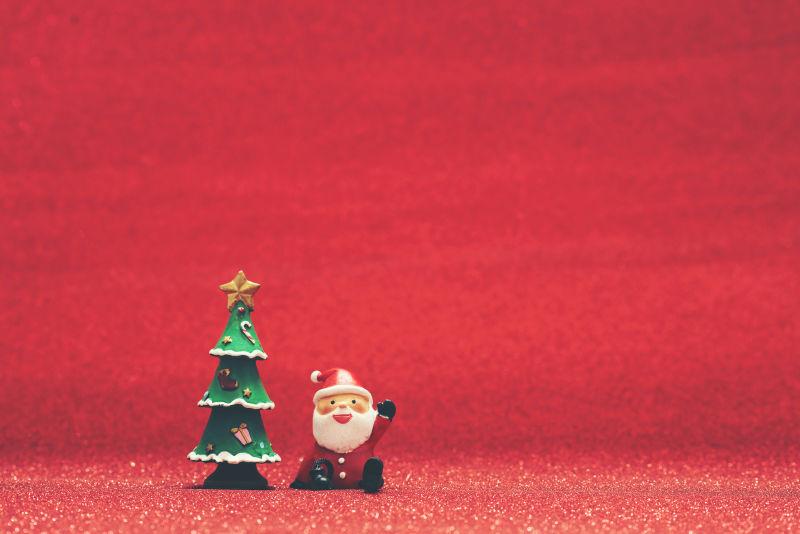 红色背景下的卡通圣诞老人和圣诞树