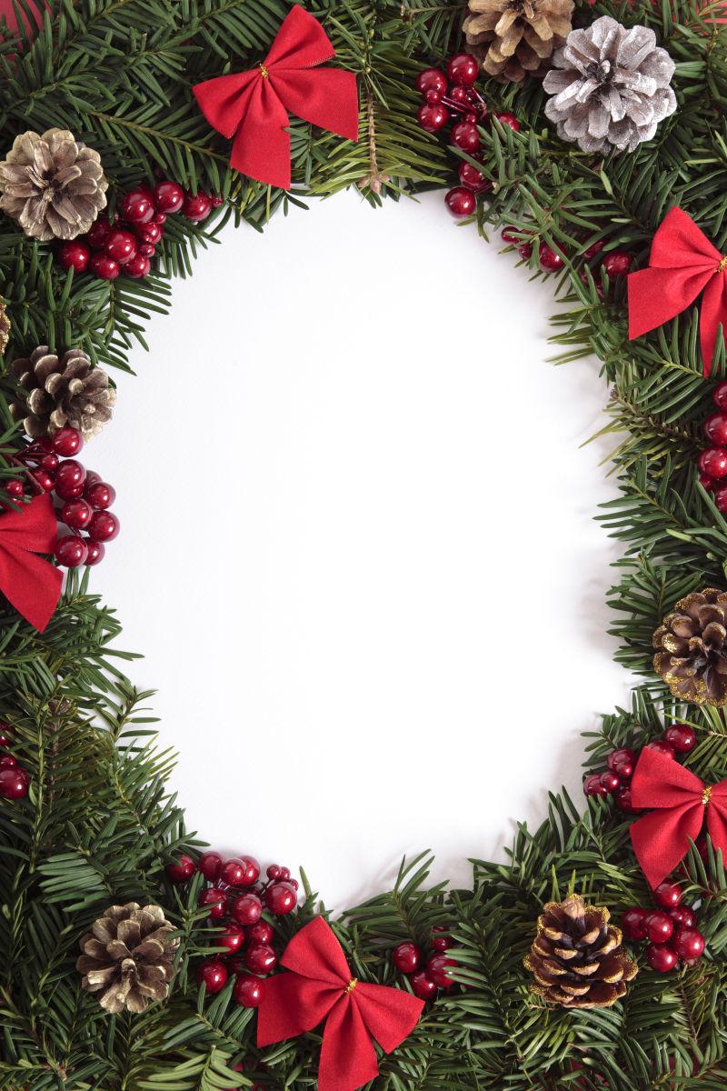 围成花环的圣诞树枝松果和浆果