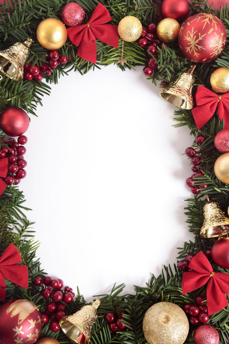 围成一圈的圣诞装饰和浆果