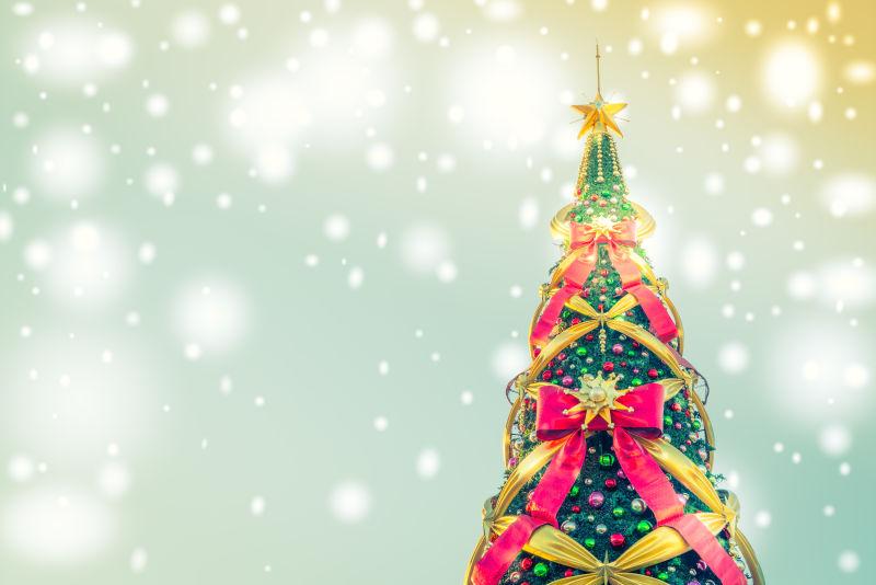 雪中的圣诞树和圣诞装饰