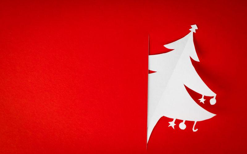 红色背景上的白色圣诞树卡片