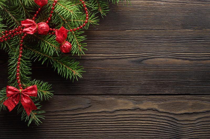 木桌上的杉木枝和树上的装饰品