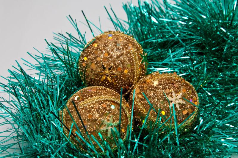 闪闪发光的金色圣诞球