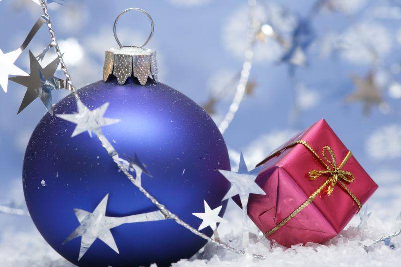 蓝色背景下的圣诞小礼物和圣诞蓝球